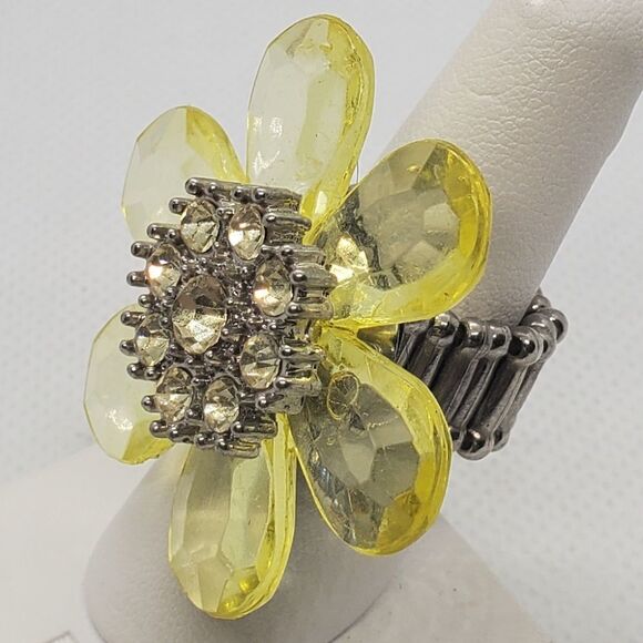 Stretchy Yellow Flower Ring - Picture 4 of 6